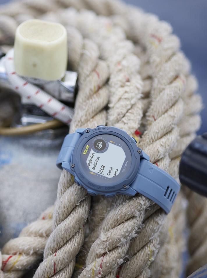 Garmin Descent G1 má monochromatický displej a dlouhou výdrž