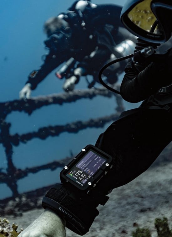 Garmin Descent x50i má velký a přehledný LCD displej
