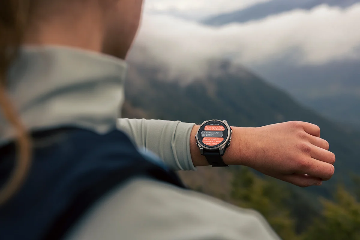 Frau schaut auf ihre garmin fenix 8 uhr