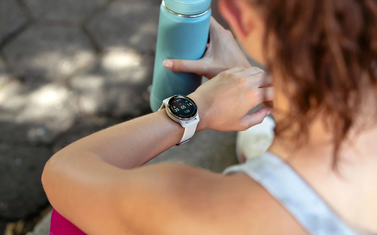 GPS smartwatch has advanced health monitoring and fitness features