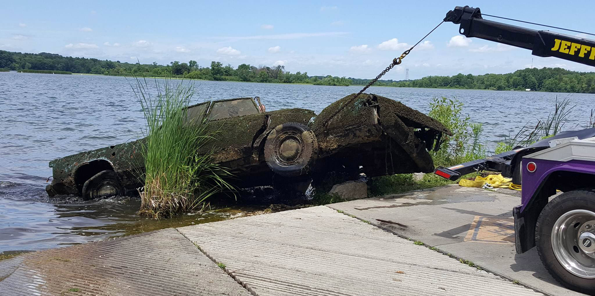 Tow truck pulls car out of lake - found with fishfinder by angler