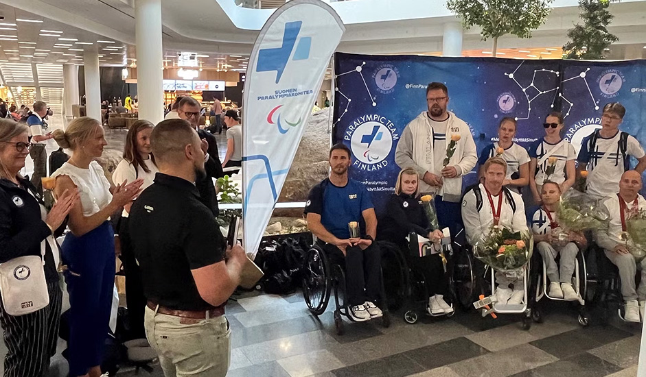 Suomen Paralympiajoukkueen paluujuhlassa Garminin Toni Kärkinen oli jakamassa Garmin-laitteet Helsinki-Vantaan lentoasemalla Pariisista palanneille paralympiaurheilijoille. Kuva: Paralympiakomitea.