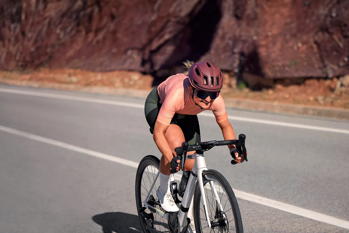 Un cycliste qui roule sur une route trempée, équipé d'un compteur de vélo Garmin