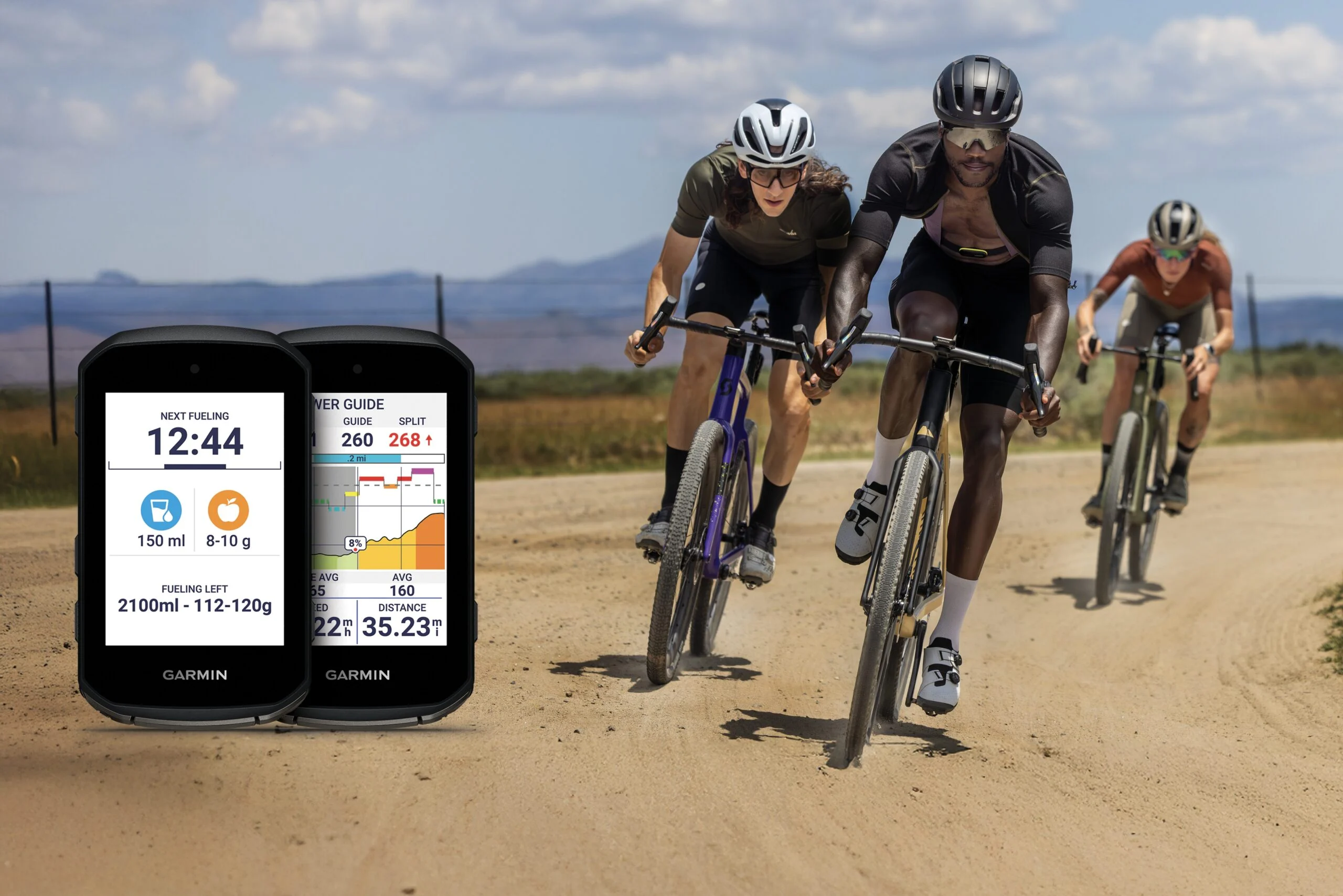 Un cycliste qui roule sur une route trempée, équipé d'un compteur de vélo Garmin
