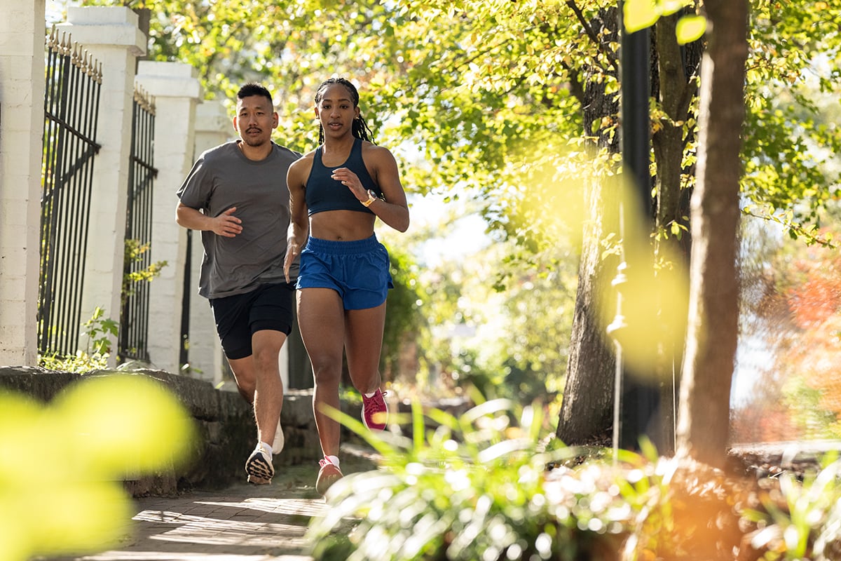 un couple en train de courir