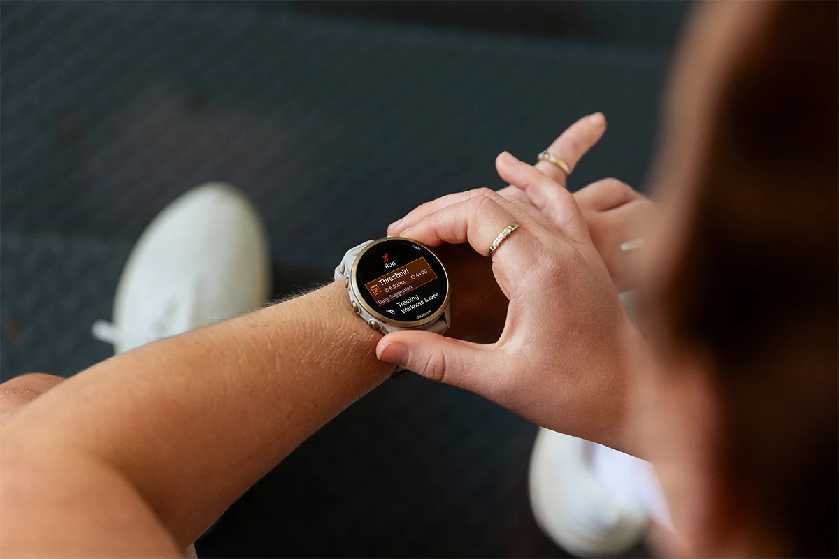 Une personne qui regarde sa montre connectée Garmin Forerunner 970 pour la course à pied