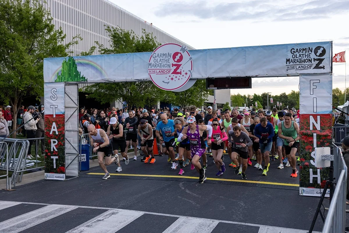 Un départ de course où les coureurs actionnent leur montre Garmin