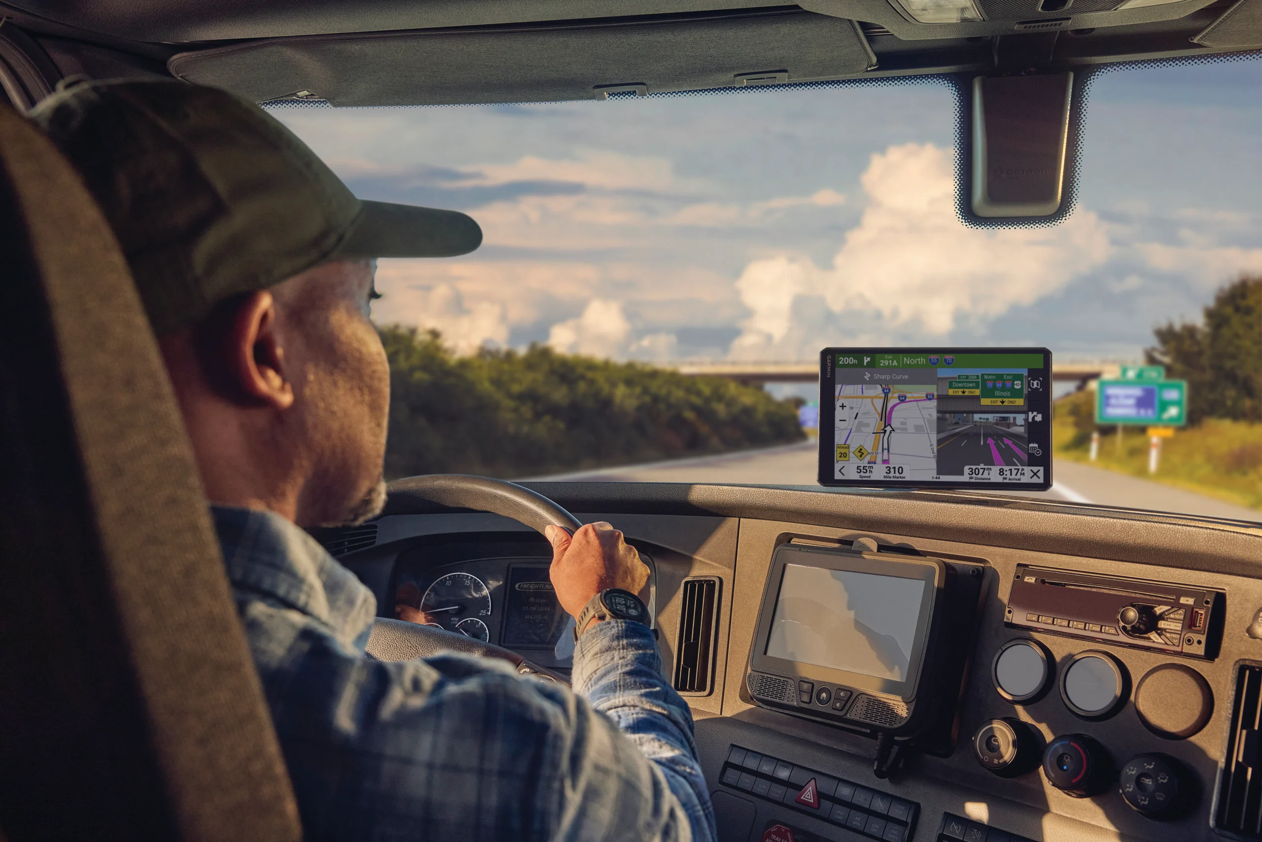 Un chauffeur poids lourd qui conduit avec un GPS Garmin
