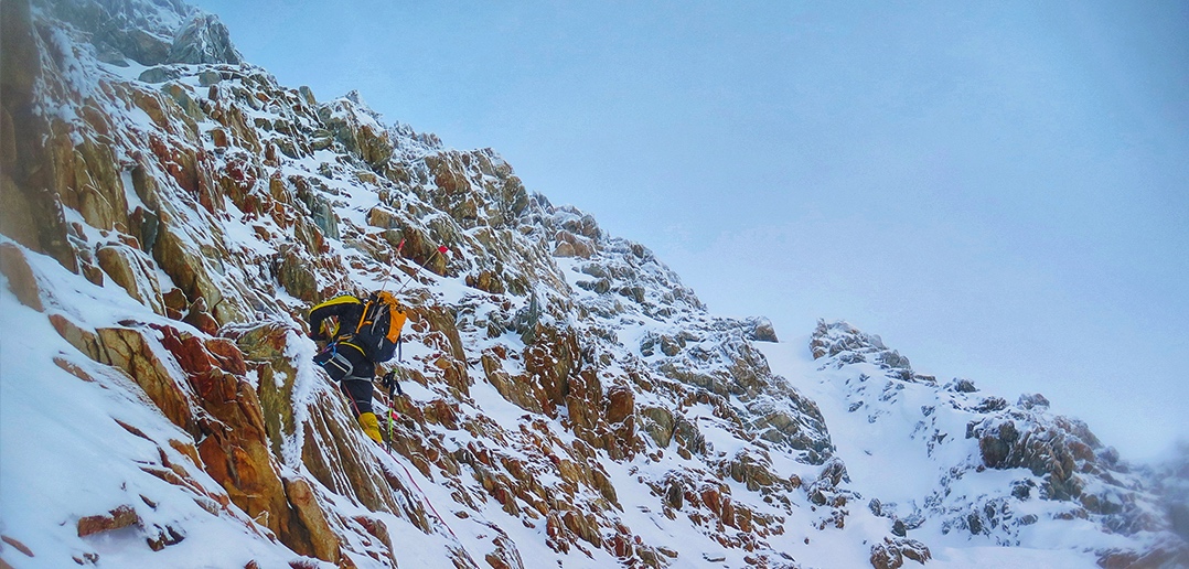 Simone Moro escalade en style alpin