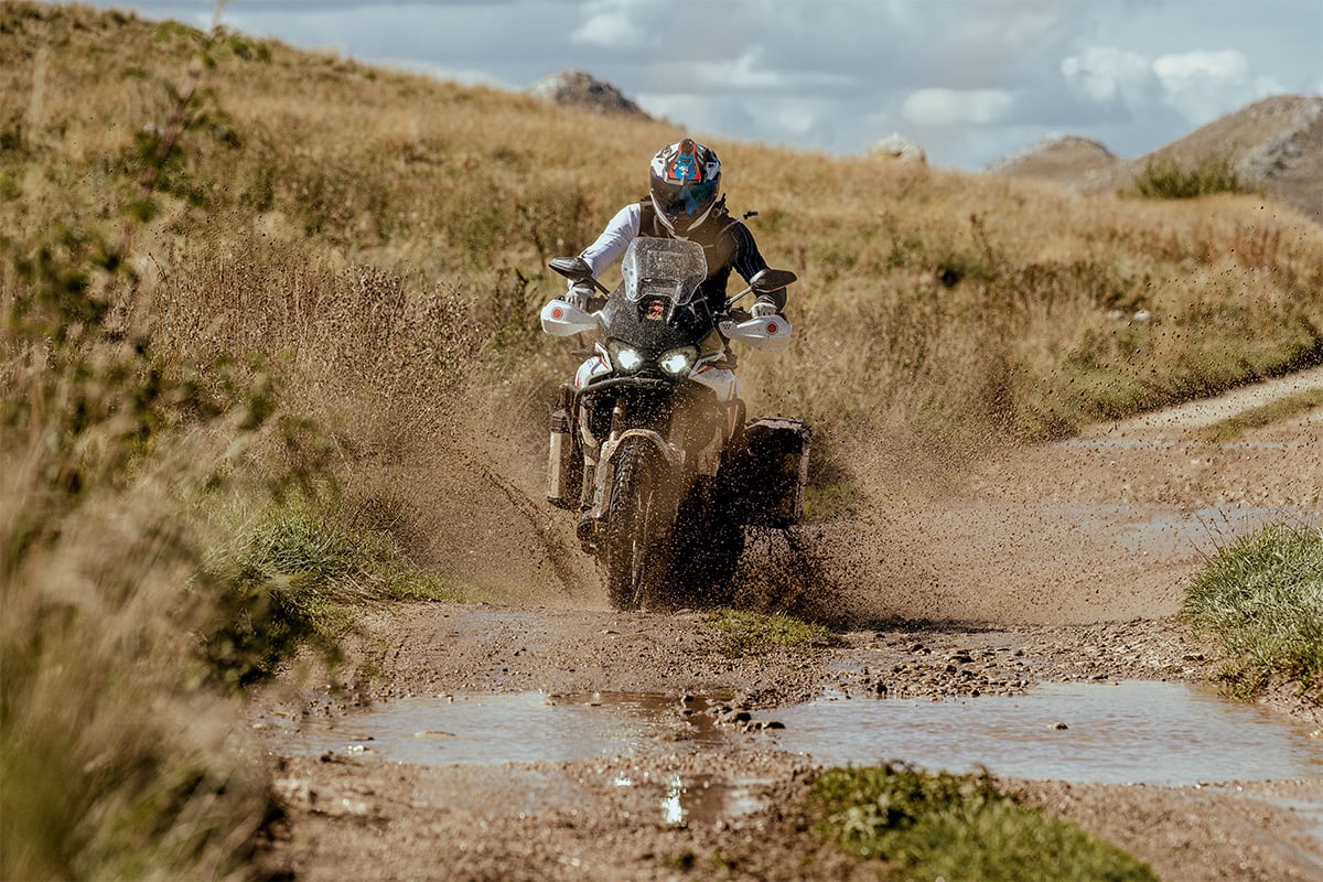 Un motard qui passe dans une boue