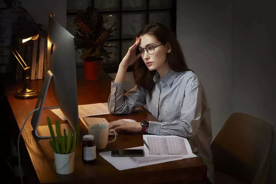 Pekerja kantoran yang duduk bekerja dari pagi hingga malam