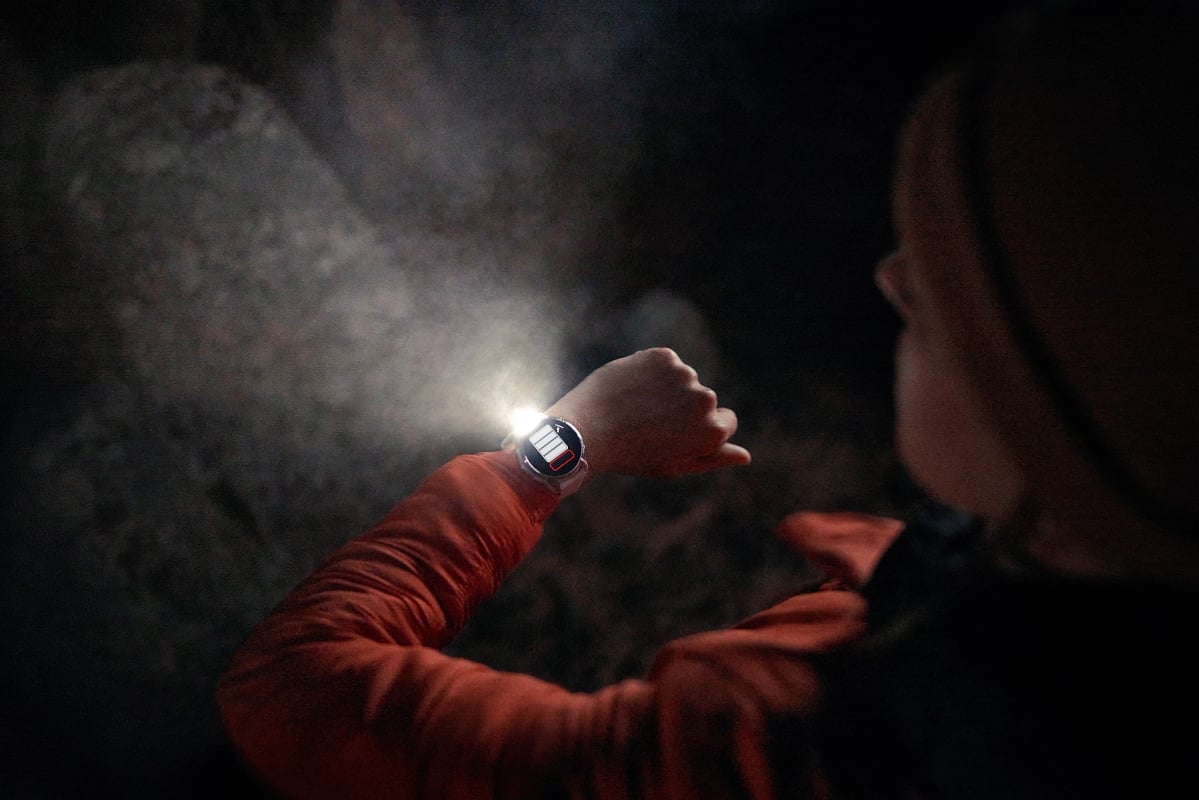 Garmin-smartklokke med innebygd LED-lommelykt lyser opp i mørket