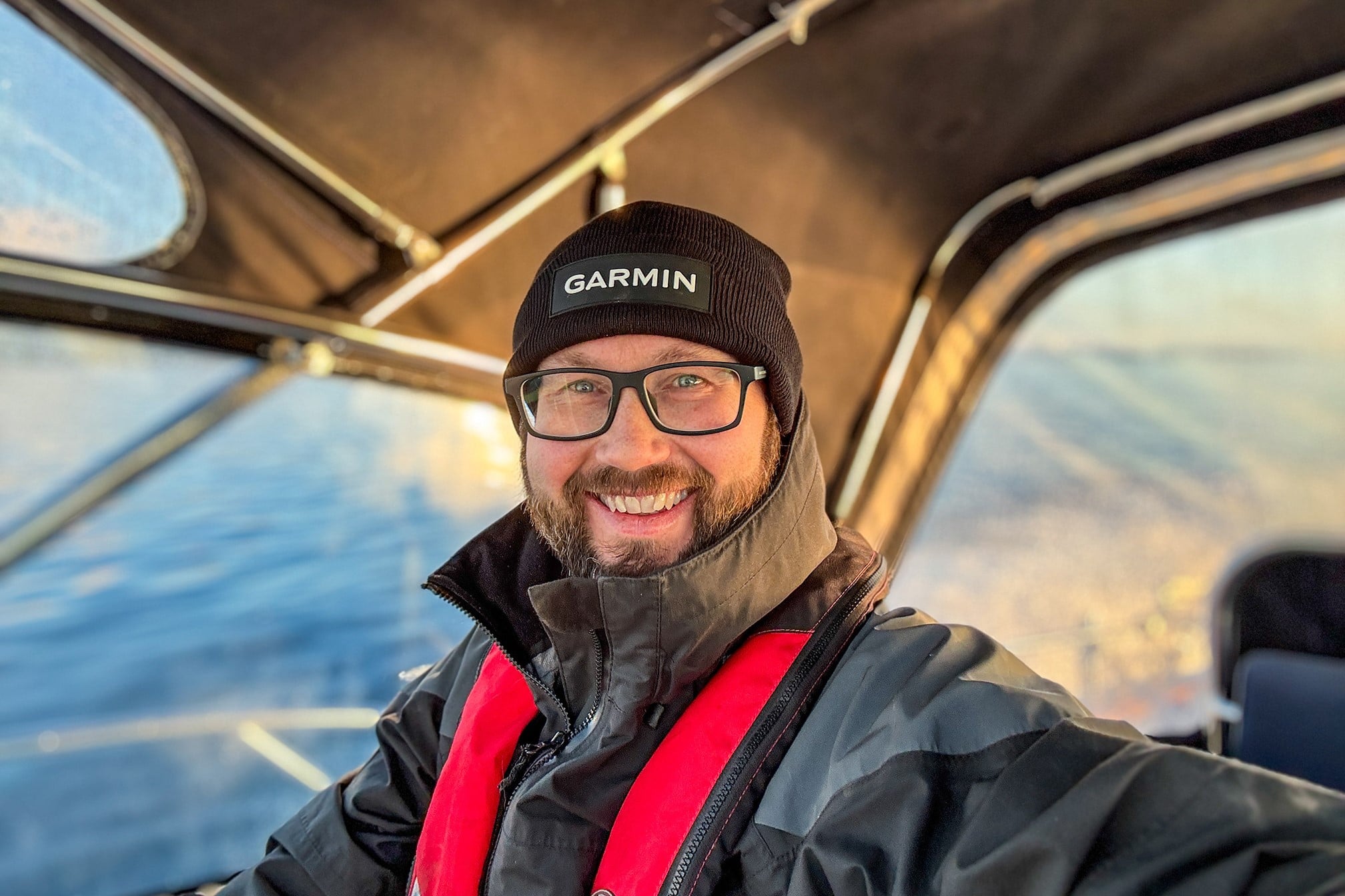 Atle Høidalen om bord i båt med Garmin-lue og redningsvest