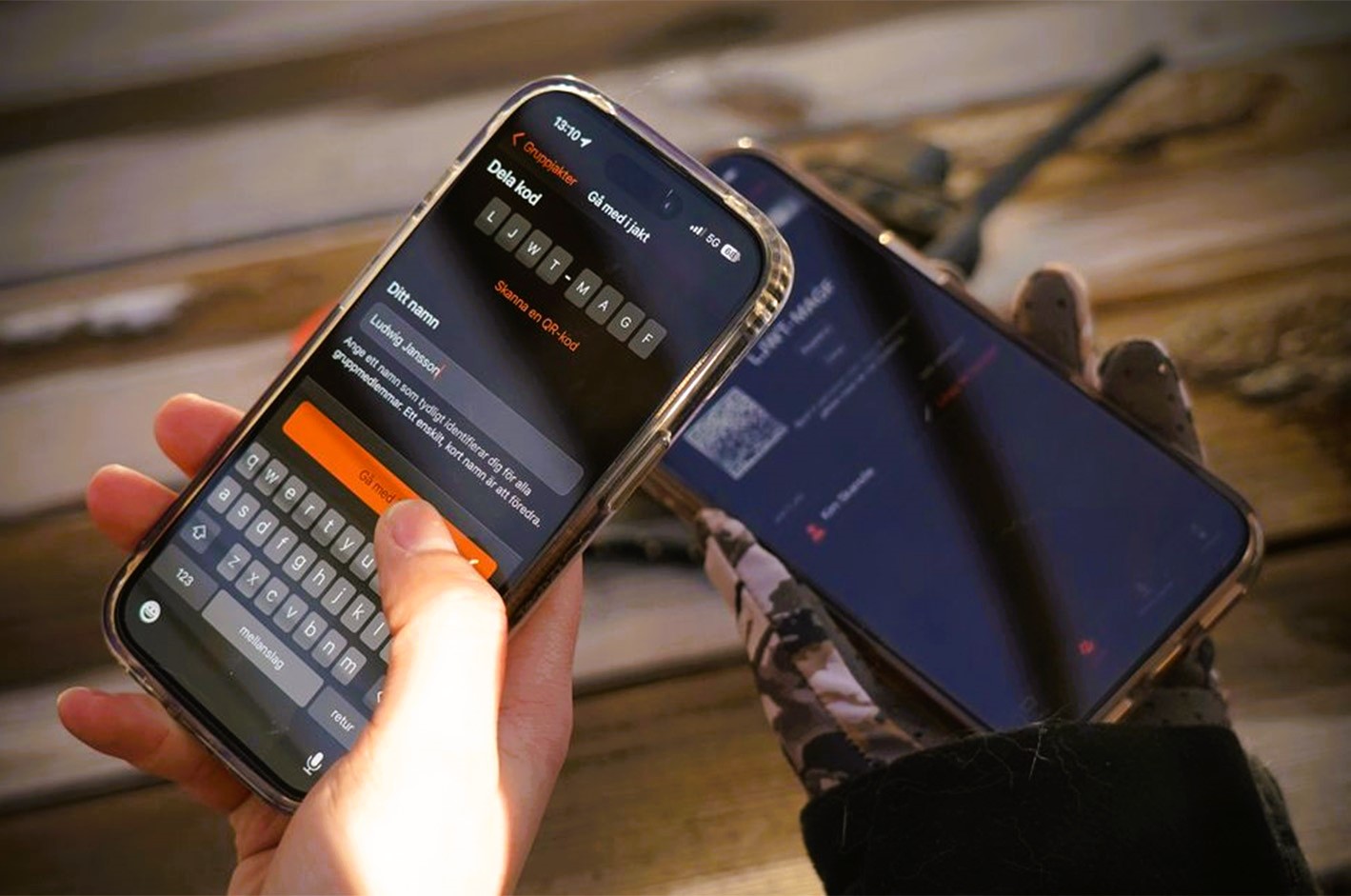Garmin Alpha app på mobil viser jaktkart og posisjoner for gruppejakt i sanntid på trebord