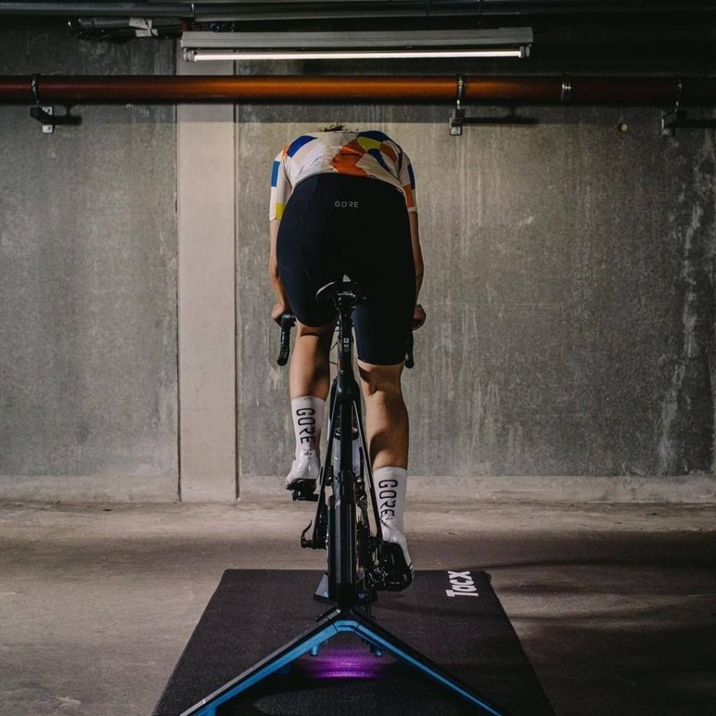 Wielrenner fietst op een Tacx. De ervaring van indoor fietsen in tijden van quarantaine en tuisisolatie. 
