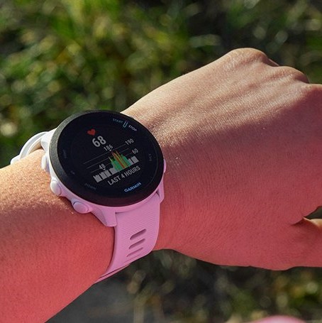 Hartslag meting gegevens watch face van roze Forerunner 55 hardloophorloge om pols  