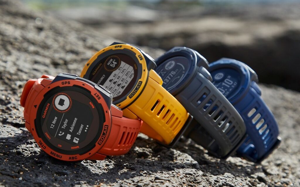 Verschillende kleuren solar horloges van Garmin Instinct serie. 