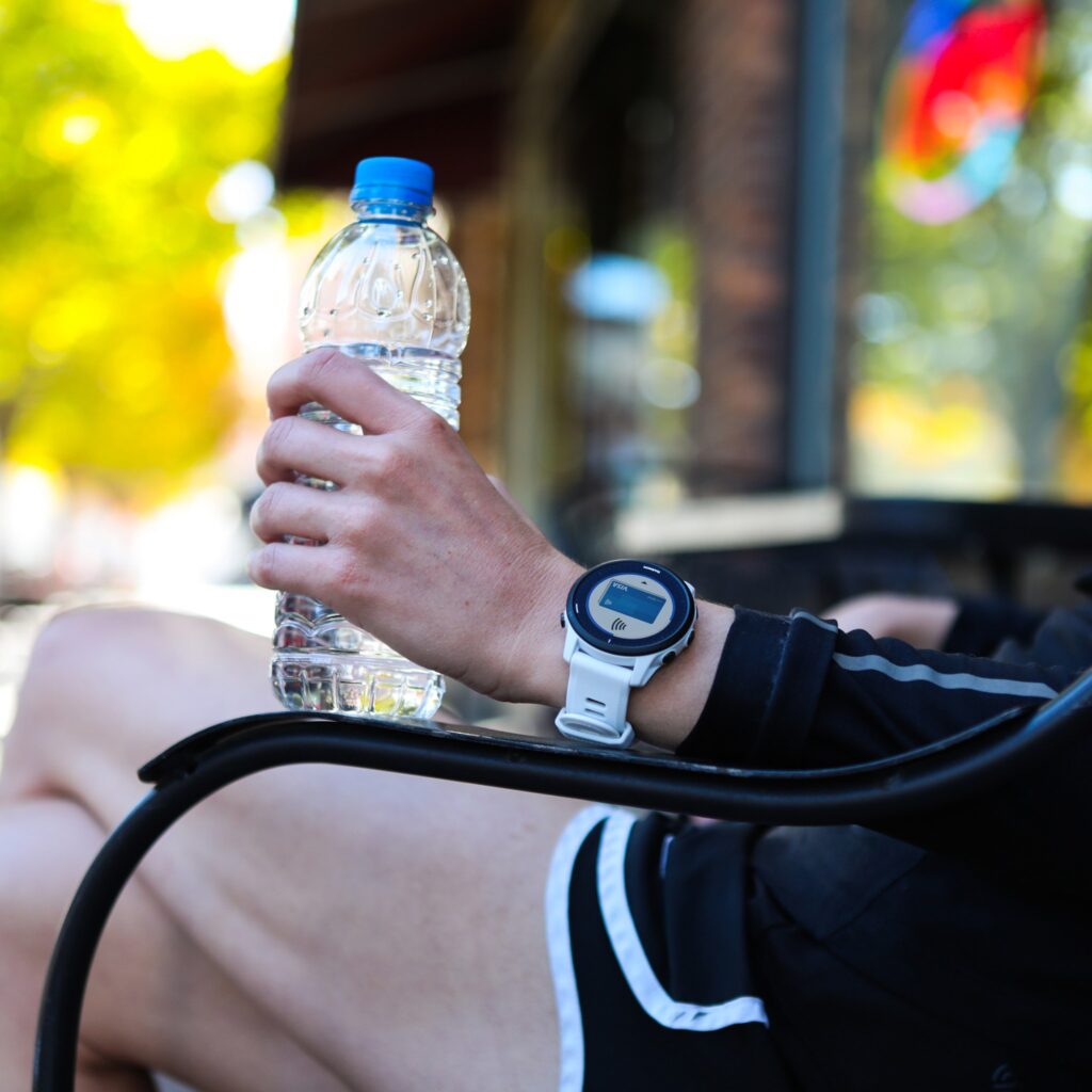 Forerunner 945 LTE hardloophorloge om pols met Garmin Pay.