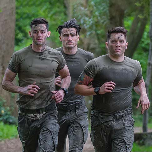 Soldaten die hardlopen met Garmin Instinct smartwatch om hun pols. 