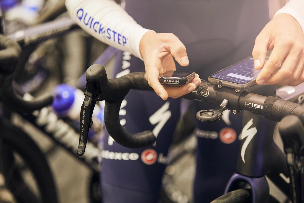 en proffscyklist med sin cykeldator