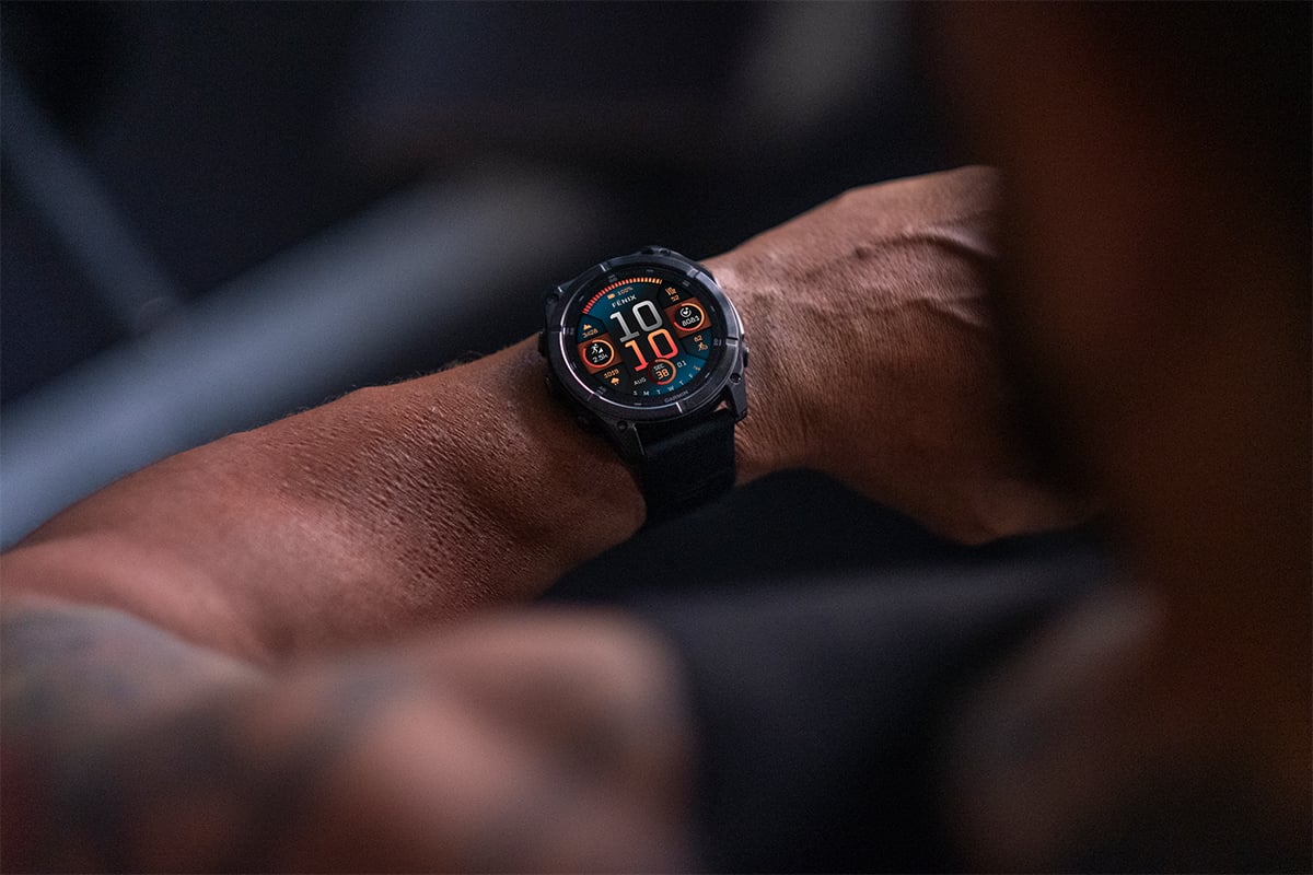 Garmin fēnix 8 GPS-smartwatch på handled med färgstark digital urtavla