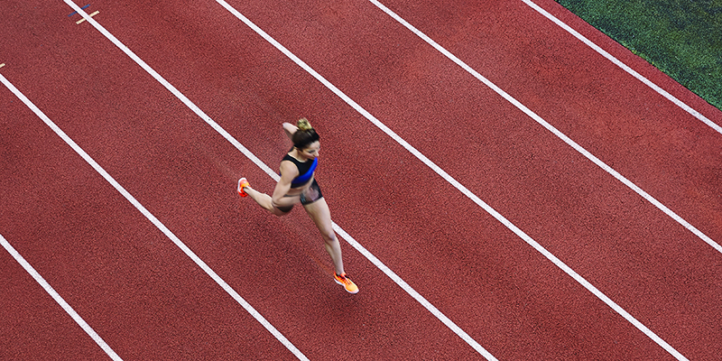 woman-running-data-cadence-stride-lenrth